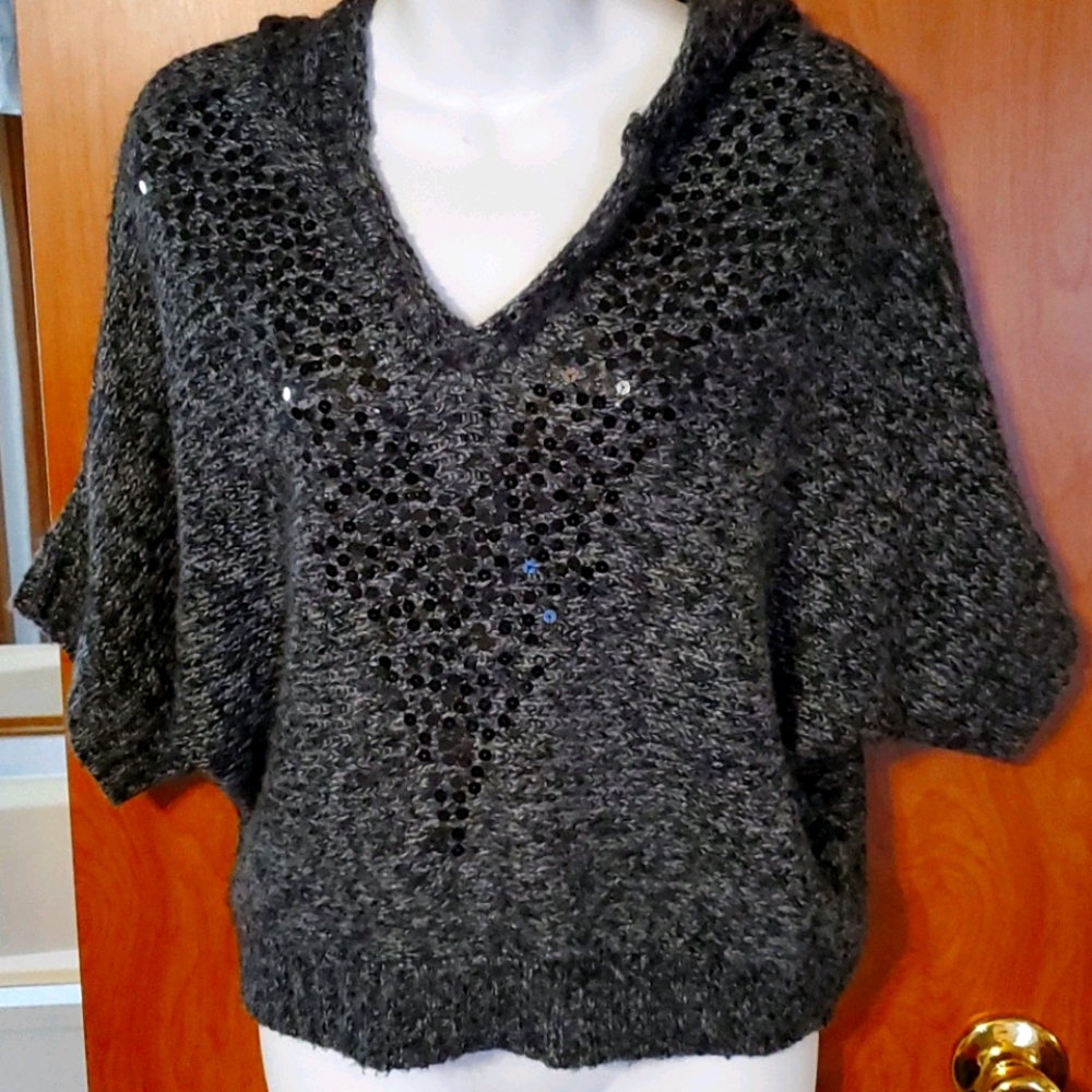 Hooded short sleeve pullover sweater